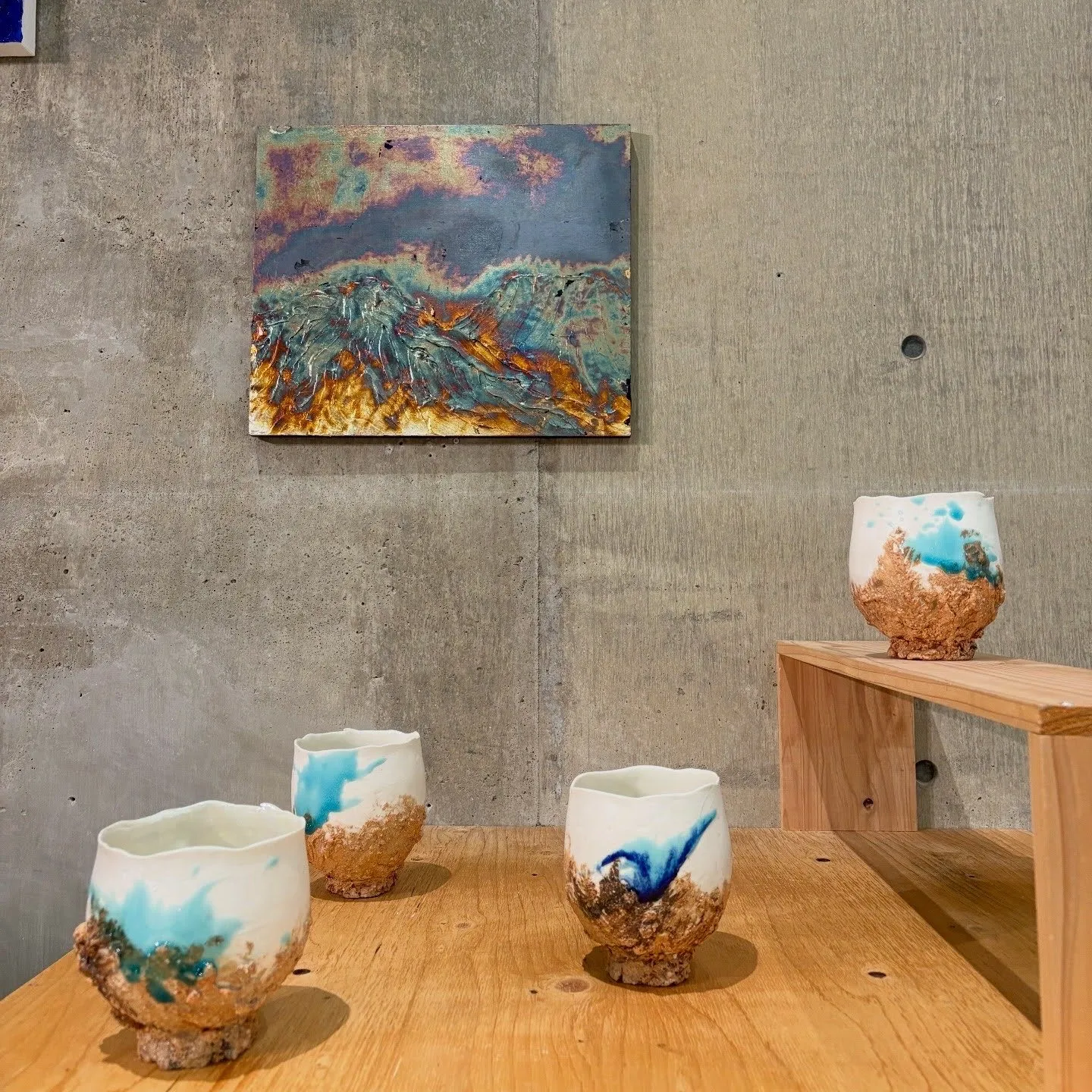 展示された絵画と器
